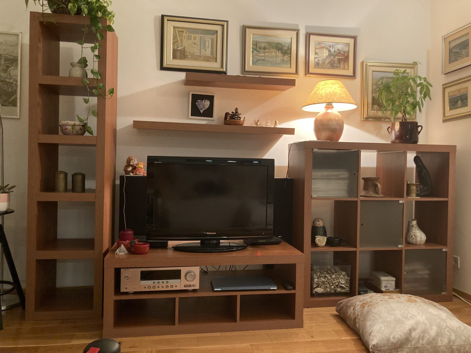 Prodajem tv stalak,2 regala i 2 police