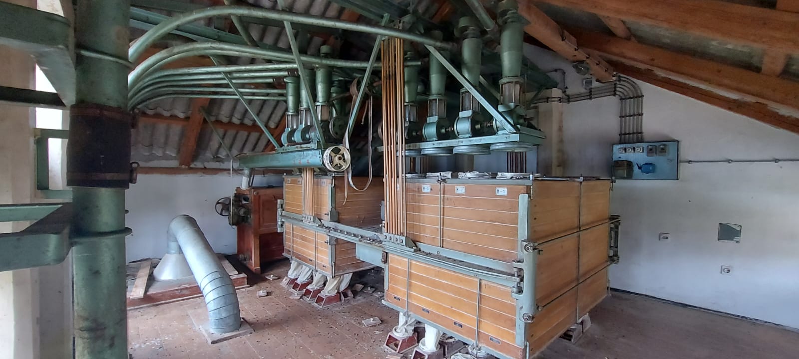 Prodajem stari pogon mlina.